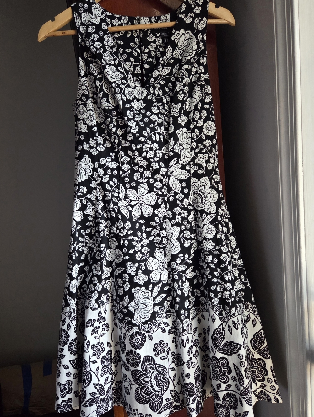 Maggy London sleeveless floral A-line dress Size 6